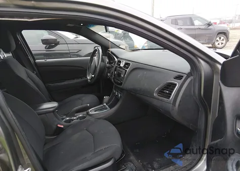 2013 Chrysler 200 Touring z USA, uszkodzony, nr VIN 1C3CCBBB1DN602210